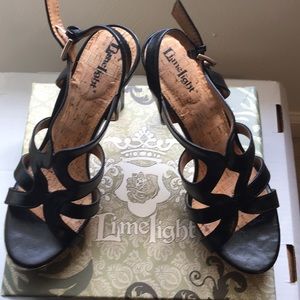 **SOLD** Black & gold heels